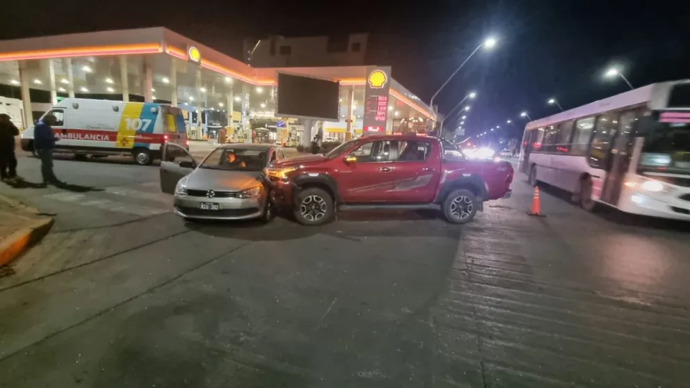 Choque entre un auto y una camioneta: pese al fuerte impacto no dejó heridos