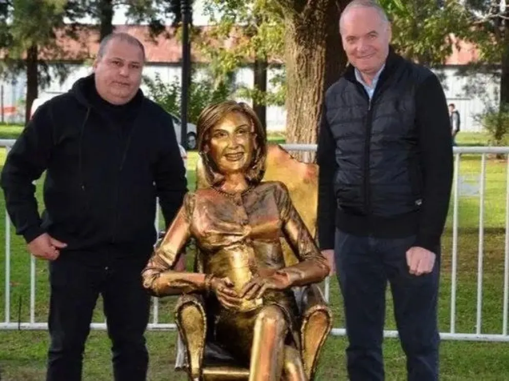 Modificaron y reinstalaron la estatua de Mirtha Legrand en Villa Cañás: mirá cómo quedó