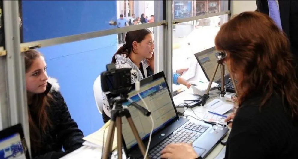 Se tomará examen de “idoneidad” a 40.000 empleados públicos