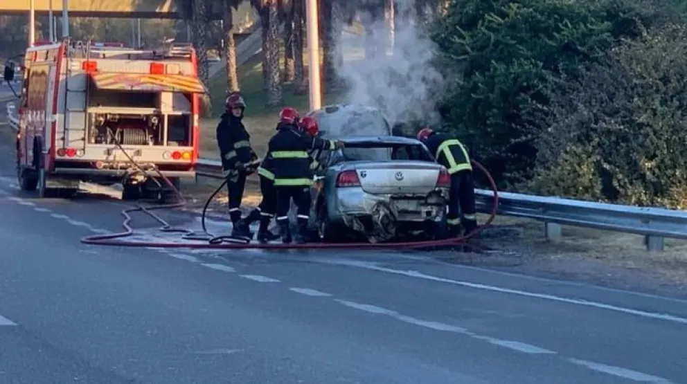 Un auto se incendió en plena Circunvalación y se consumió por completo 