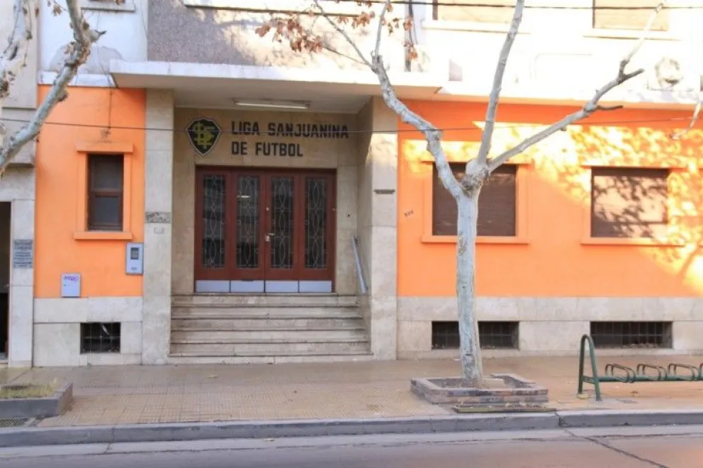 Echaron a dos árbitros por recibir sobornos y uno de ellos apuntó a la Liga por “arreglar partidos” 