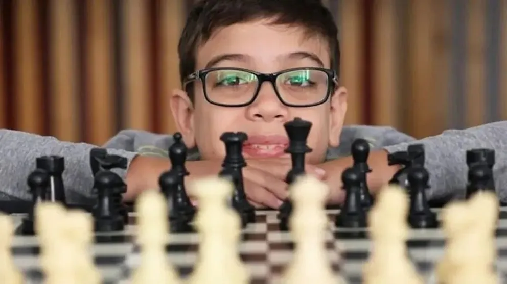 El pequeño genio argentino del ajedrez sumó una nueva maestría internacional y va por el récord mundial