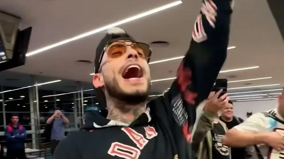 El desopilante momento que protagonizó Ulises Bueno en el aeropuerto de Ezeiza tras demorarse su vuelo