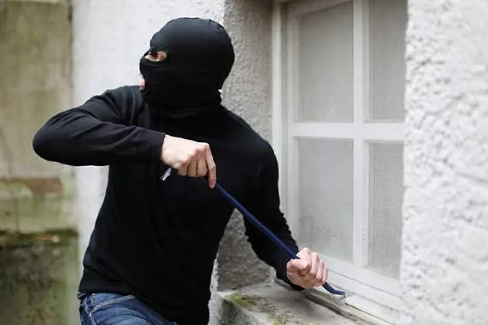 Tras escalar una medianera, ingresó a una cochera y robó varios objetos: trabajos comunitarios y pagar $5.000, la condena