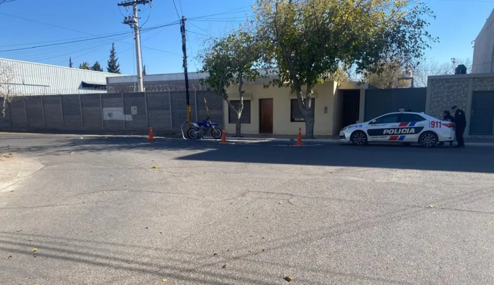Un motociclista se estrelló contra un árbol y quedó en grave estado