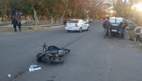 Un motociclista y su acompañante chocaron con una camioneta y terminaron en el hospital 