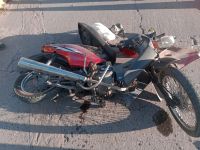 Una motociclista quiso esquivar un auto, perdió el control  y se estrelló contra el cordón de una vereda