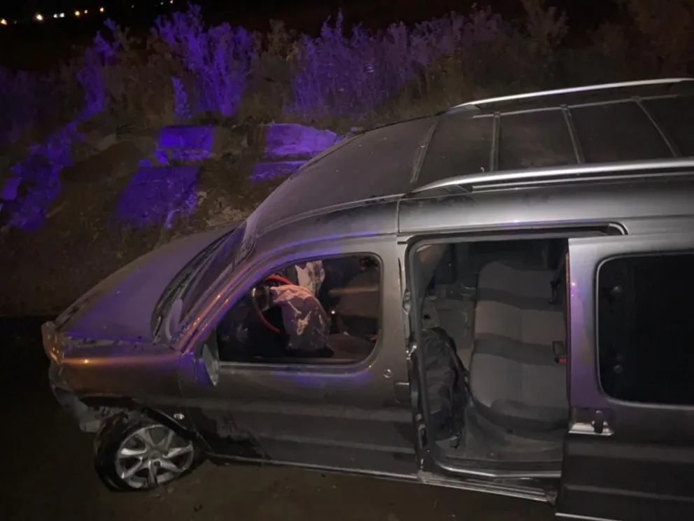Tuvieron una falla mecánica, perdieron el control de la camioneta y cayeron a un canal