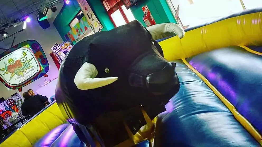 Una nena de siete años cayó de un toro mecánico y murió 