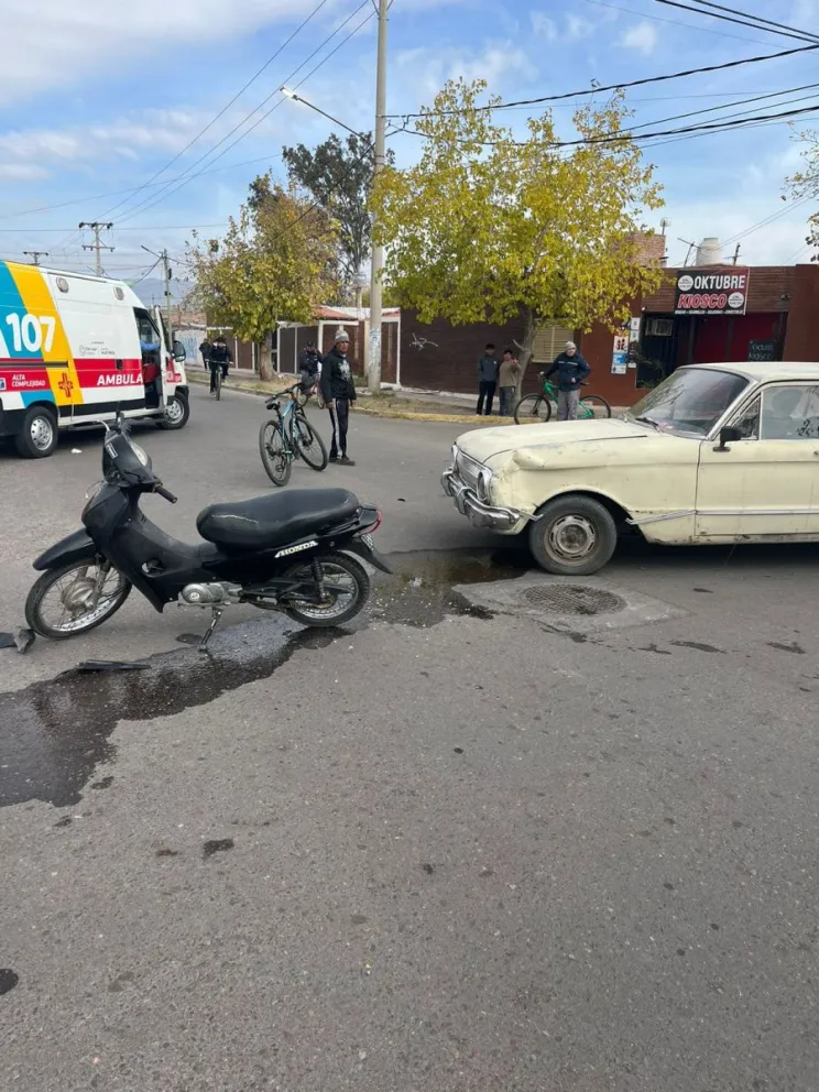 Un motociclista terminó con fracturas en su pierna al chocar contra un Falcon