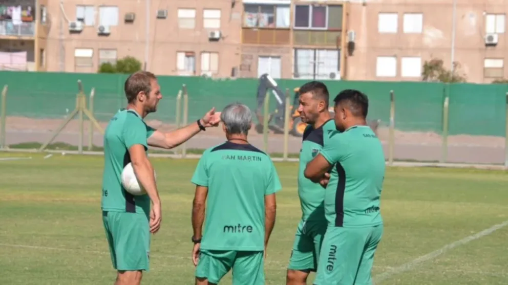 Se estira la decisión en el puntero: Antuña regresa el martes, pero la definición de su futuro será al otro día