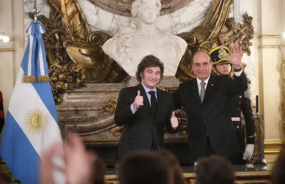 En un acto breve y sin discursos, Milei le tomó juramento a Francos como jefe de Gabinete