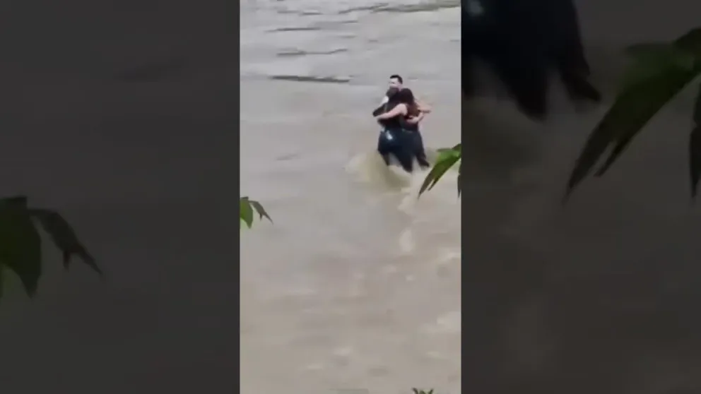 Dramático video: el último abrazo de tres amigos antes de morir ahogados por la crecida imparable de un río