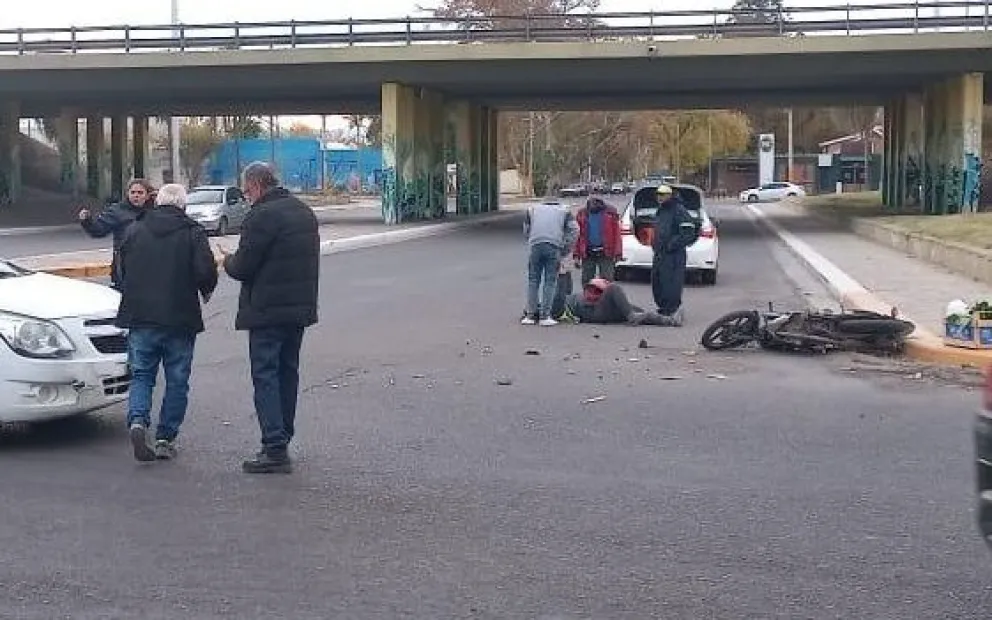 Por no respetar un cartel “pare”, un automovilista atropelló a una moto