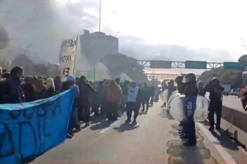 General Paz: gendarmería desalojó a los empleados del INTI en la manifestación por despidos 