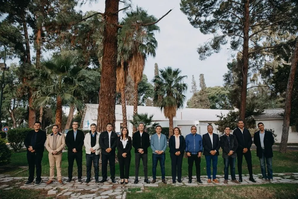 Fuerza. Sergio Uñac y Cristian Andino posaron con los intendentes electos del entonces frente oficialista. Los jefes comunales peronistas están buscando cierta independencia del hoy senador.