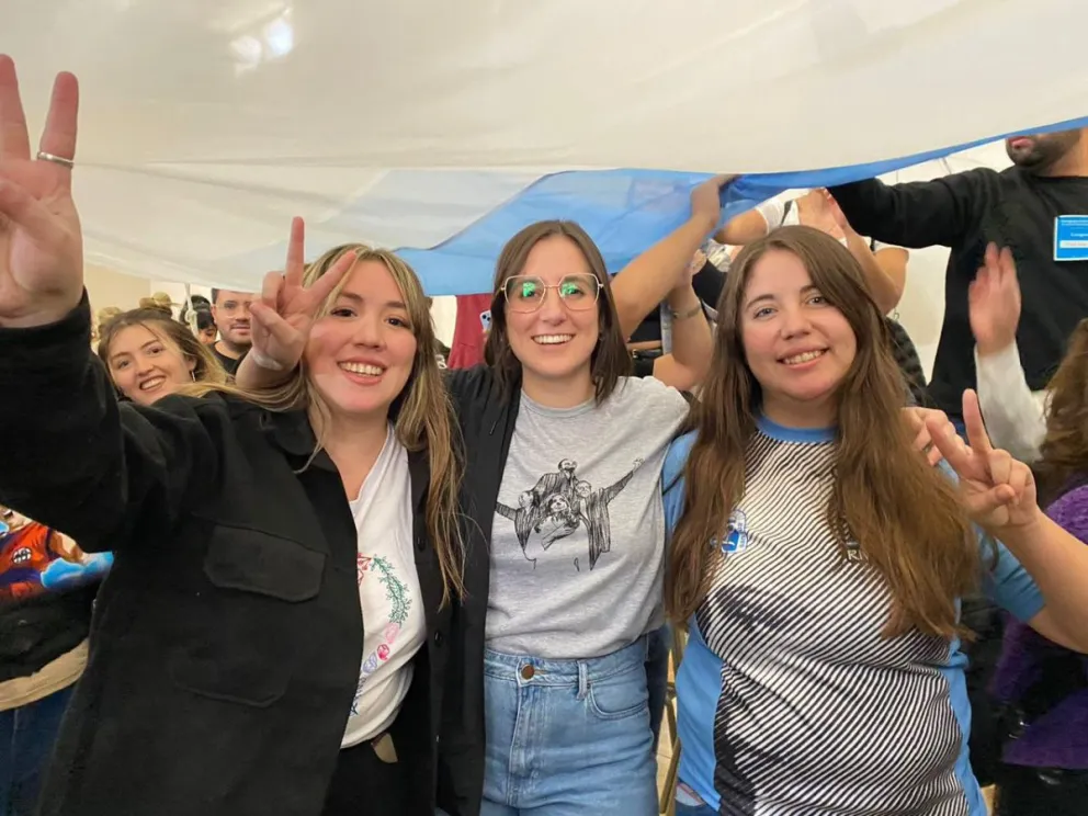 Nueva conducción. La giojista Jacqueline Yubel, la camporista Sofia García Herrmann y la uñquista Mariana Cabello son las nuevas conductoras del triunvirato de la Juventud Peronista.