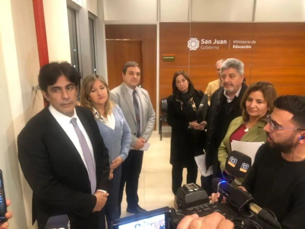 El ministro de Econom&iacute;a, Finanzas y Hacienda, Roberto Guti&eacute;rrez con los secretarios generales de los gremios docentes. 