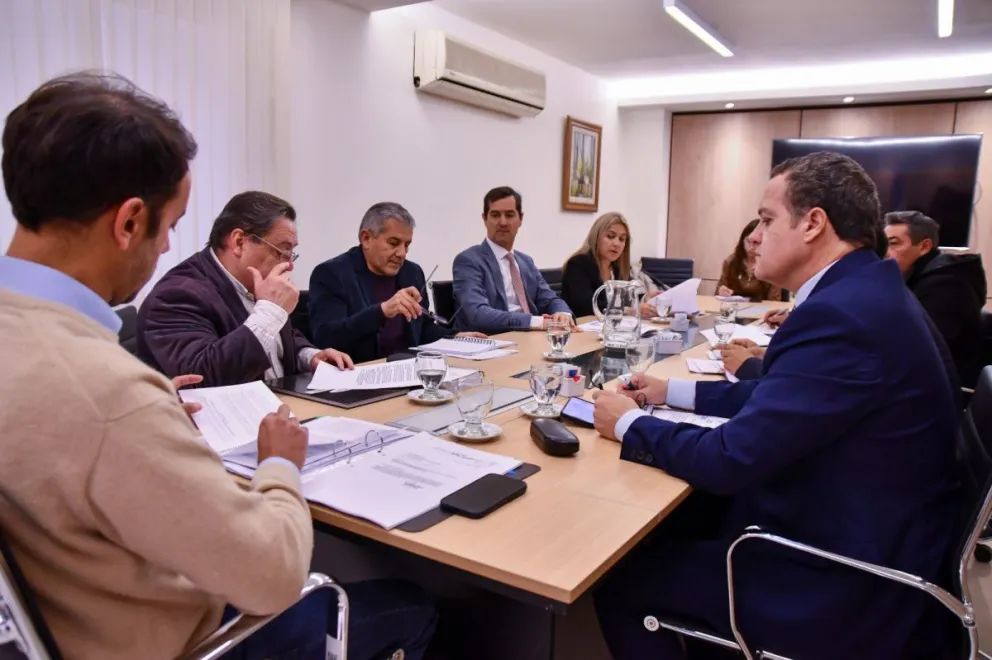 La comisión de Peticiones y Poderes, que encabeza el diputado oficialista Carlos Jaimes, dio despacho favorable al cambio en el Reglamento Interno de la Cámara de Diputados.