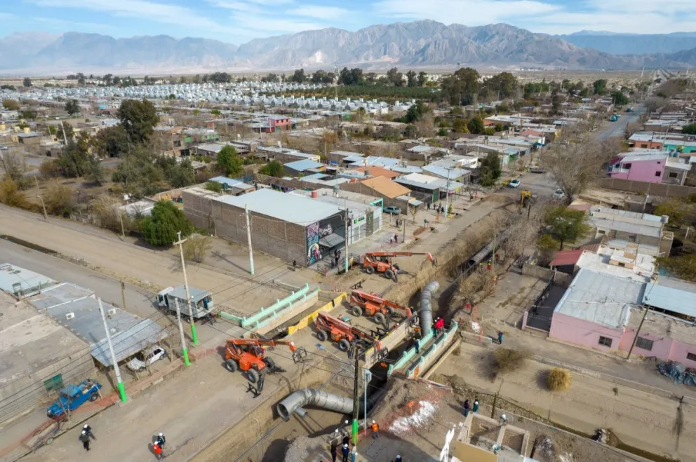 Instalación. La colocación de los caños principales y secundarios del acueducto ha generado un gran despliegue de maquinarias y personal.