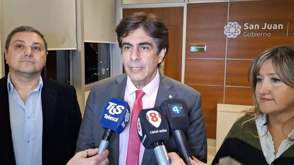 Definiciones. El ministro de Economía, Roberto Gutiérrez, dio los detalles de la propuesta salarial, acompañado de su par de Educación, Silvia Fuentes, y el secretario General de la Goberanción, Emilio Achem. Los gremios darán mañana sus respuestas.