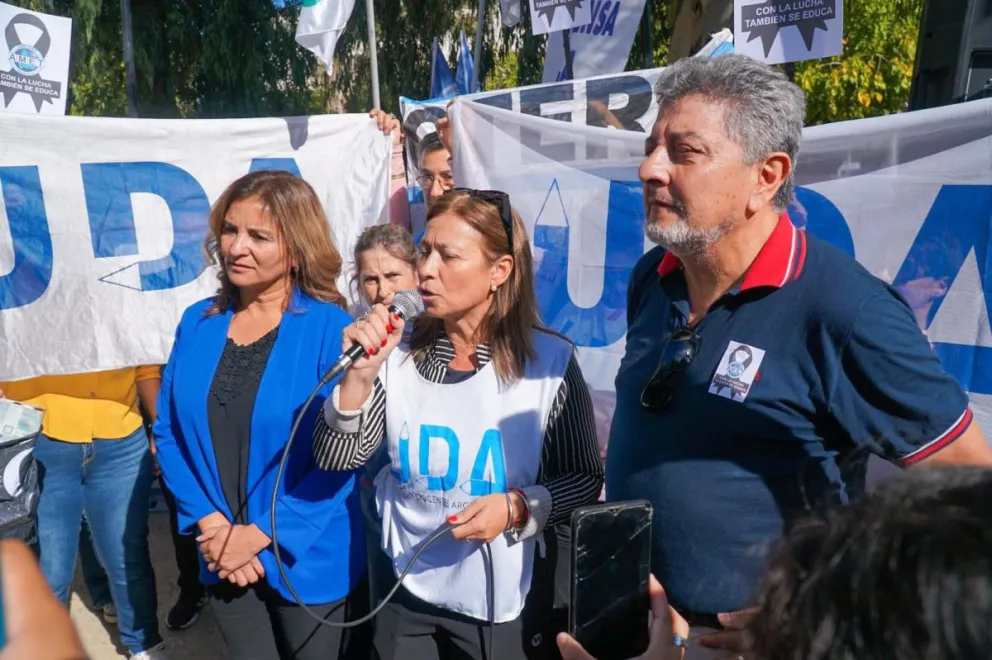 Karina Navarro de UDA (en el centro) junto a Patricia Quiroga de UDAP y Daniel Quiroga de AMET. Los tres gremios con representación en la paritaria.