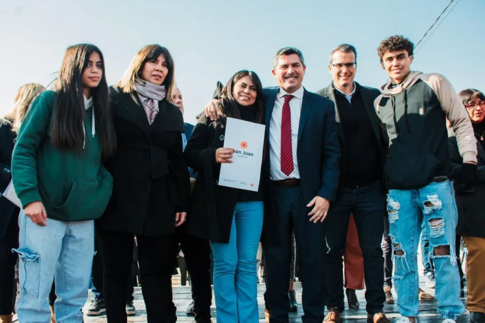 Casas. En el día de ayer, el gobernador Marcelo Orrego, junto a la titular del IPV, Elina Peralta, entregó 49 casas del barrio La Jarilla, ubicado en Rawson.