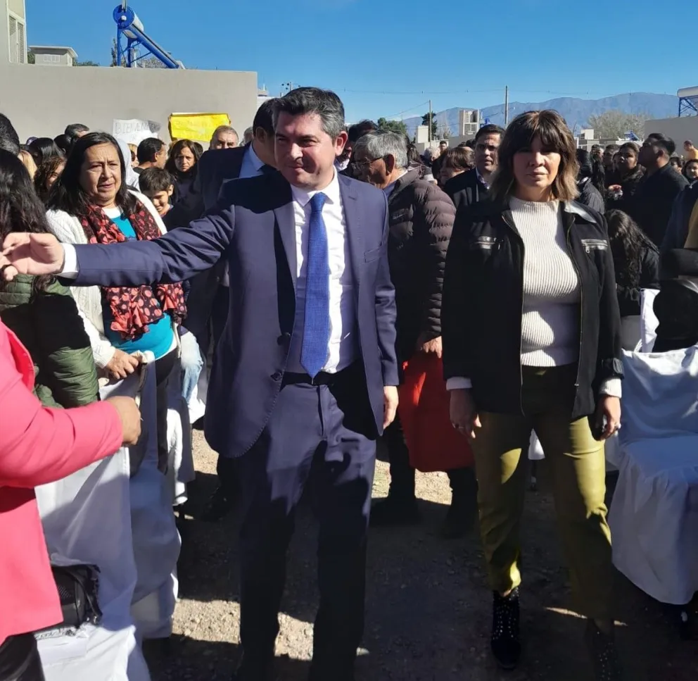 Reactivación. Luego del parate de la obra pública, la gestión de Orrego entregó un barrio en Jáchal y otro en Rawson. Elina Peralta, directora del IPV, señaló que se vienen tres complejos habitacionales más.