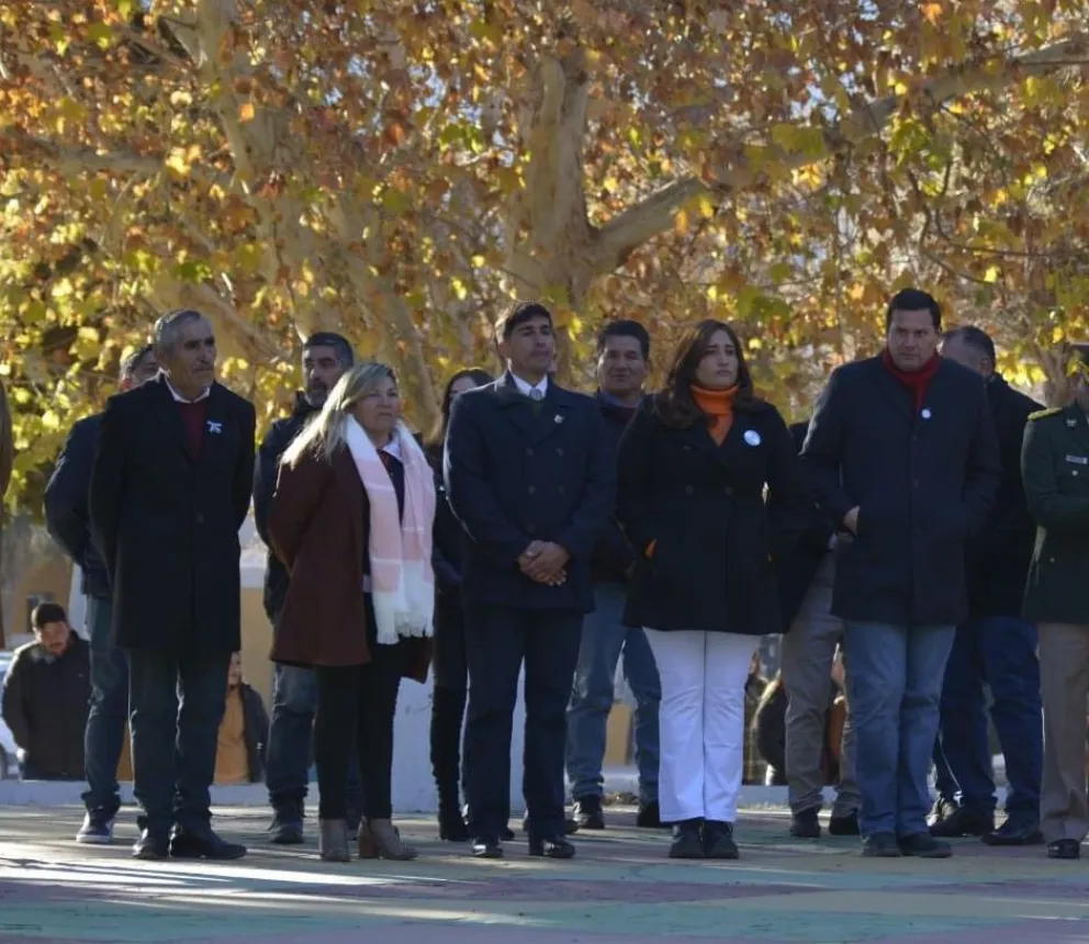 El intendente Sebastián Carbajal (al centro de la foto) junto a los ediles (a la izquierda de la foto) Patricia Castillo y Santos Zárate. Entre ellos, ahora, hay distanciamiento.
