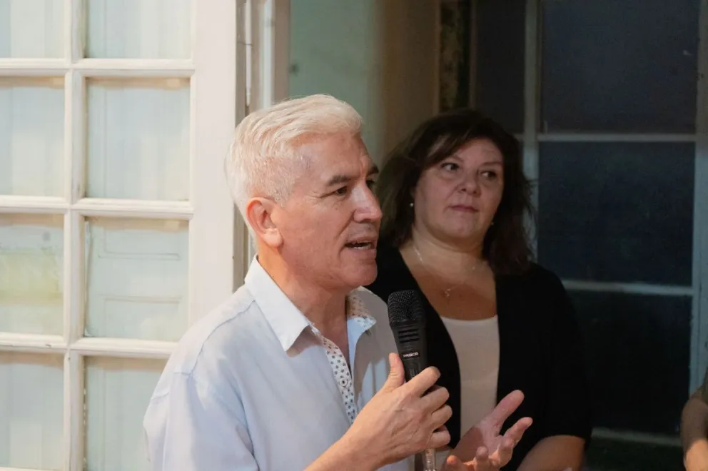 Tándem. Eduardo Castro preside la UCR desde fines de 2022, en compañía de Alejandra Leonardo (atrás en la foto). El titular del partido habló de renovación y asoma la diputada provincial.