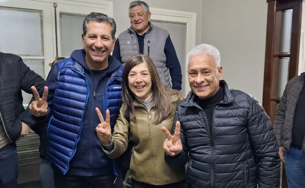 Nueva cúpula. En los primeros minutos del domingo, Juan Carlos Quiroga Moyano, Graciela Seva y Fabián Aballay se fundieron en abrazos con sus compañeros y posaron para la foto de 0264 Noticias.