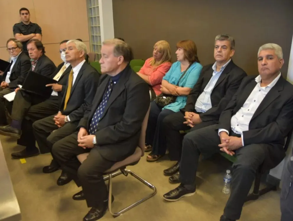 Luis Moyano (sentado segundo desde la derecha) fue presidente de la Mutual de la UNSJ y también exfuncionario provincial. Como tal, es el principal imputado de la causa por la desaparición de Tellechea.