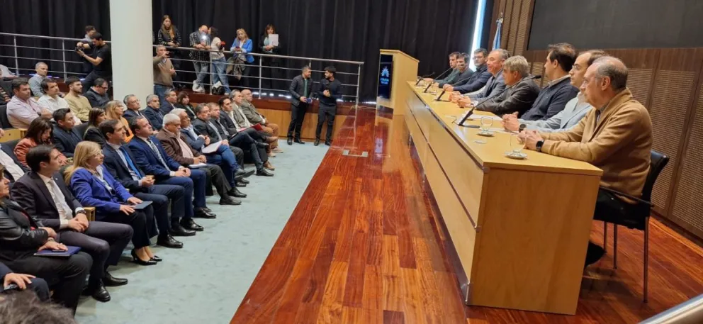 Convocatoria. El vicegobernador y presidente de la Cámara, Fabián Martín, encabezó la reunión, acompañado de los representantes de diferentes cámaras empresariales, los que dieron sus puntos de vista a los diputados.