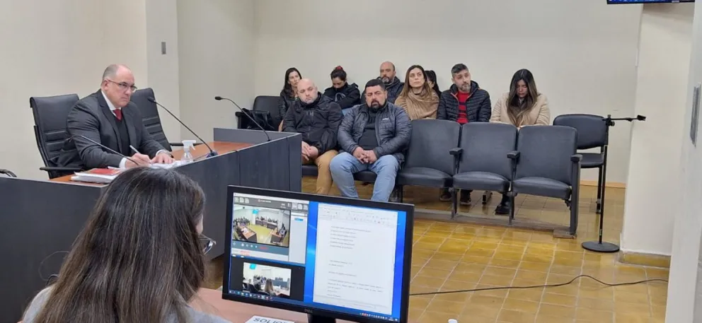 Proceso. Los imputados estuvieron ayer ante el juez Diego Sanz. Marilina De la Fuente, Eduardo Guzmán y María Florencia Molina, los responsables de la empresa Garder, se ubicaron en la fila del medio, hacia la derecha.