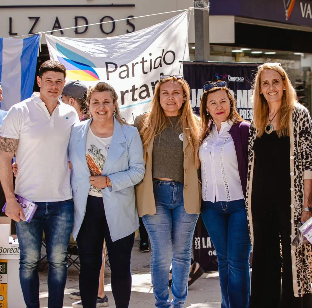 Alianza. Victoria Garcia, primera desde la derecha, integra el frente libertario con otros espacios