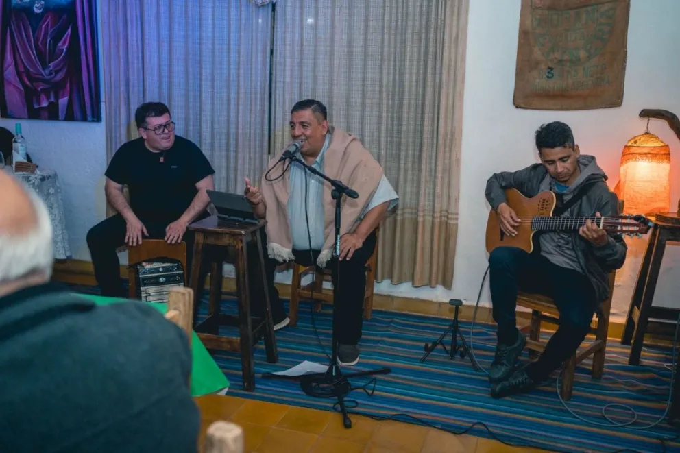 En la foto se puede observar a artistas que participaron en "La Noche del Folklore" anteriormente, 