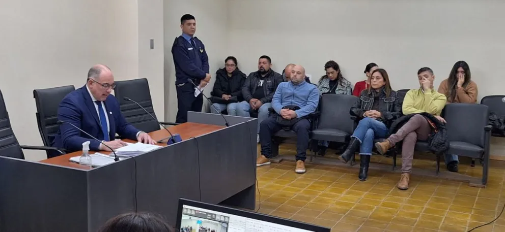 Custodia. Además del policía que estuvo al lado de los imputados, hubo otros cuatro uniformados en la sala de audiencia en la investigación que se está llevando adelante contra directivos de la empresa Garder y otros implicados por presunto fraude.