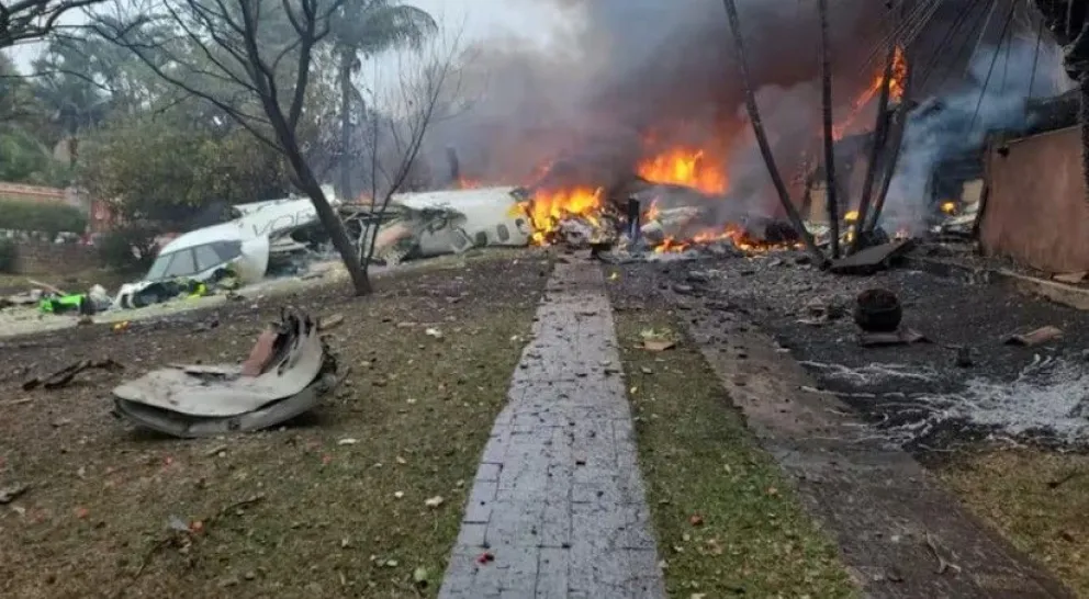 Aterradora. La imagen del avión caído y prendido fuego este viernes, en San Pablo.