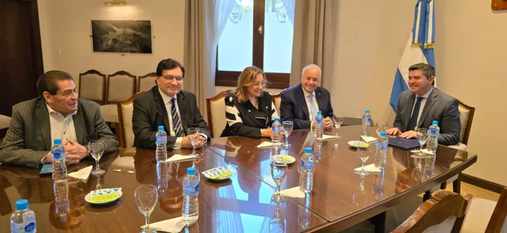 Reunión. Entre el gobernador Marcelo Orrego, y los ministros de la Corte, Marcelo Lima, Adriana García Nieto, Daniel Olivares Yapur y Guillermo de Sanctis. Estuvo ausente, por licencia, Juan José Victoria.