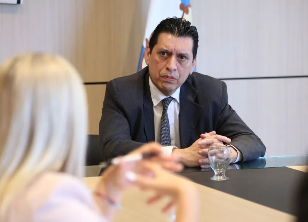 Carrera. Antes de que estallara el escándalo, De la Fuente fue ternado como defensor Oficial. Detenido en el Penal de Chimbas, asistió a la entrevista en la Cámara de Diputados.