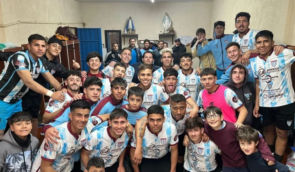 Felicidad lechuza. Los jugadores de Alianza celebran la victoria 3-1 sobre Minero.
