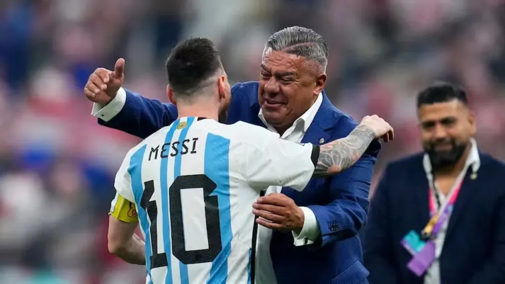 Desahogo. Un Claudio Tapia muy emocionado abraza a Lionel Messi, tras la coronación en el Mundial de Qatar. El sanjuanino suma siete años en el sillón mayor de la calle Viamonte.
