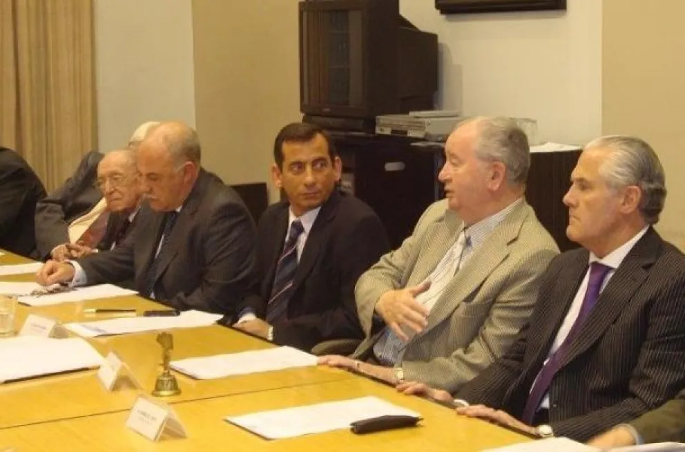 Todopoderosos acá y allá. Julio Grondona (segundo de derecha a izquierda), sentado junto a Alfredo Derito. Uno mandó en la AFA 35 años, el otro, 29 años en la Liga Sanjuanina. Tuvieron una gran relación.