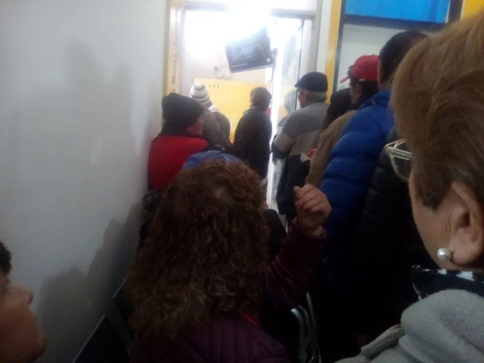 Caos. La gente agolpada esperando ser atendida en el Banco San Juan de Valle Fértil, en la jornada del miércoles.