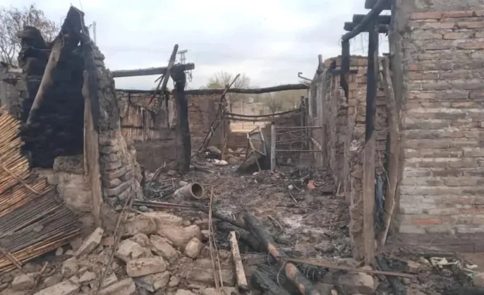 Destruida. Quedó la vivienda de los Sepúlveda tras el incendio en la madrugada del jueves.