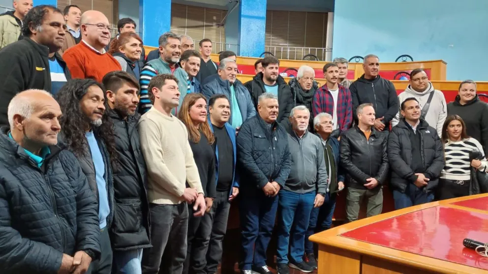 Rodeado. Claudio Tapia, junto a los dirigentes de la Liga Sanjuanina de Fútbol, en la casa madre de este deporte en la provincia.