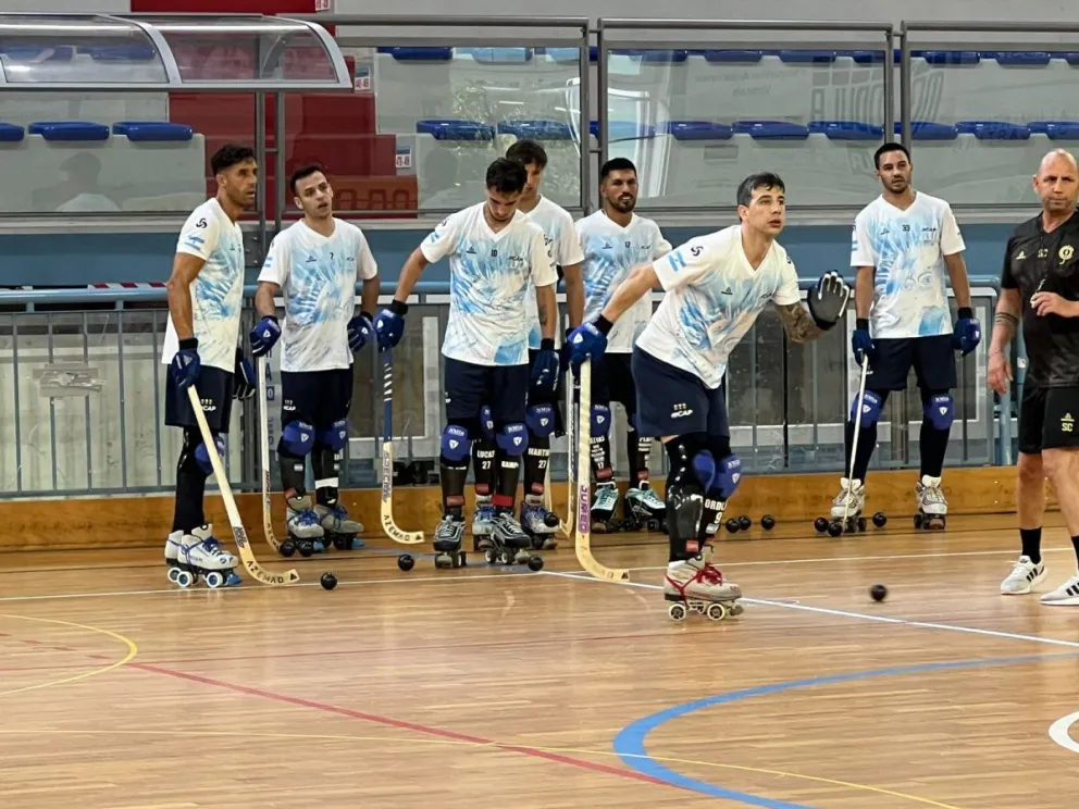 De cabeza. El capitán de esta selección, Lucas Ordóñez, encabeza la fila durante uno de los trabajos en el Club Valdagno.