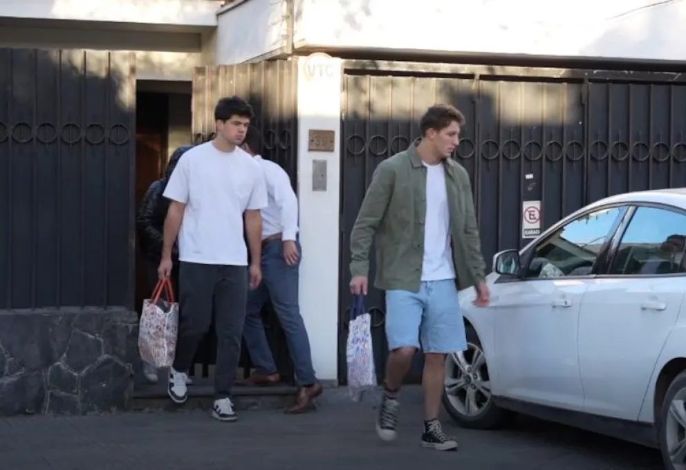 Liberados. Los jugadores de rugby franceses, Hugo Aurdou y Oscar Jegou, al momento de salir de la casa donde estaban con prisión domiciliaria.