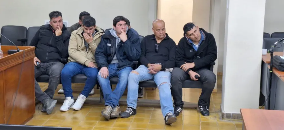 Imputados. Los empleados de la estación de servicios se ubicaron en la primera fila, mientras que el extrabajador del Ministerio de Turismo estuvo sentado detrás.