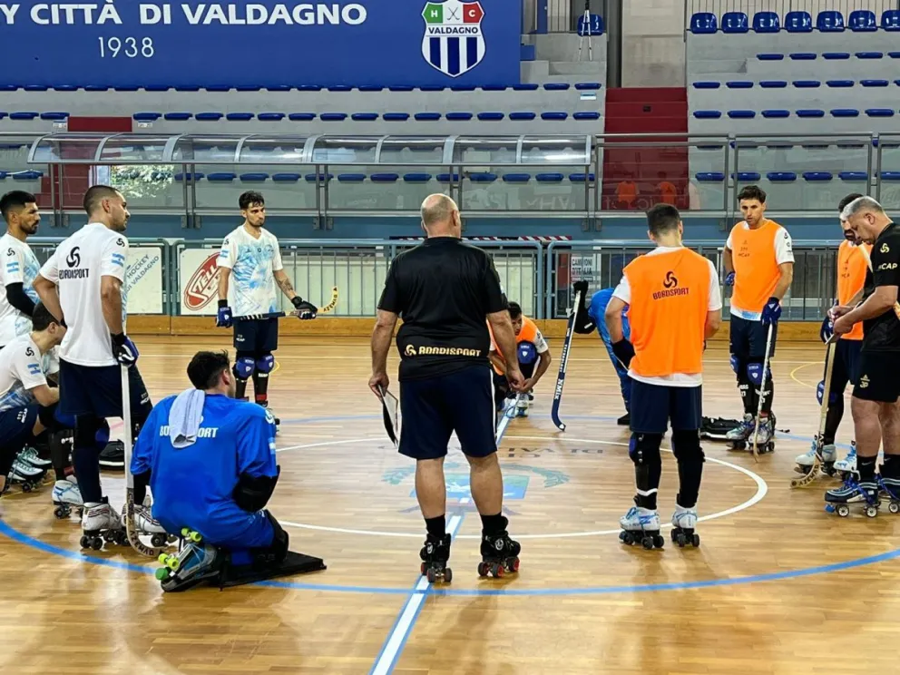 Atentos. José Luis Páez, el entrenador argentino (primero desde la derecha), da indicaciones a los jugadores durante la práctica en el Club Valdagno esta jornada.